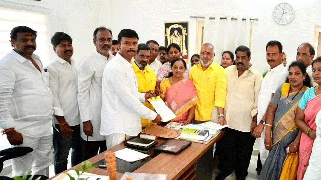 వారిపై కేసు నమోదు చేయండి