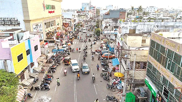 డ్రోన్‌ చూస్తోంది