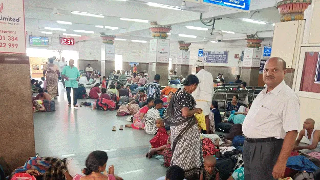 రద్దీగా తిరుపతి రైల్వే స్టేషన్