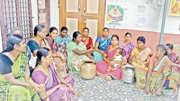 సచివాలయం తలుపులు మూసి..   ఖాళీ బిందెలతో ఆందోళన 