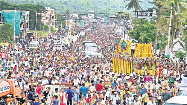గిరి ప్రదక్షిణకు పోటెత్తిన భక్తులు