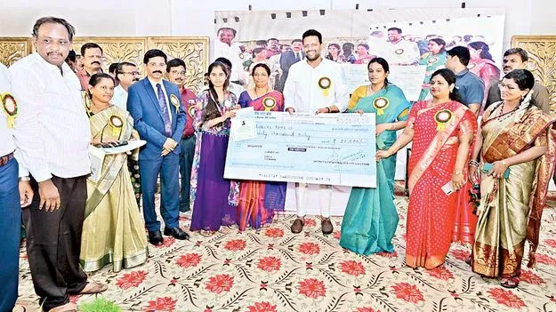 విభిన్న ఆలోచనలతో ముందుకెళ్లాలి