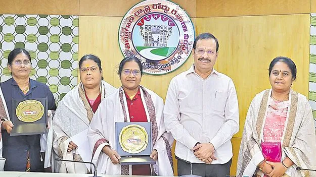 TGSRTC: టీజీఎస్‌ ఆర్టీసీ తొలి మహిళా కండక్టర్లకు సన్మానం