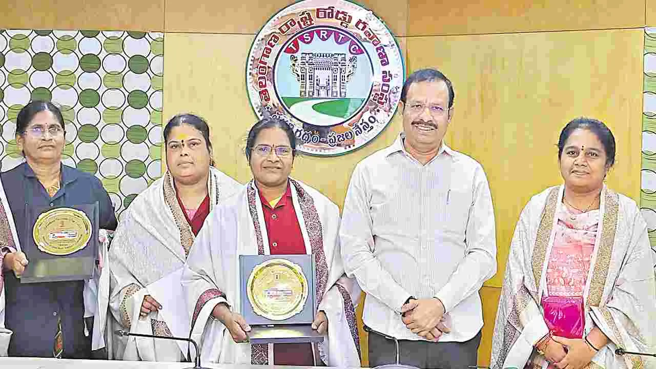 TGSRTC: టీజీఎస్‌ ఆర్టీసీ తొలి మహిళా కండక్టర్లకు సన్మానం