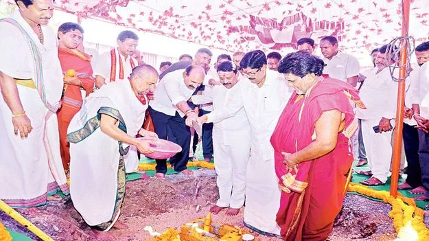 ఆలయాల్లో పురాతన కట్టడాలను కాపాడుతాం