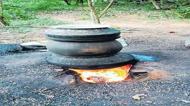 మూడు ప్యాకెట్లు.. ఆరు సీసాలు