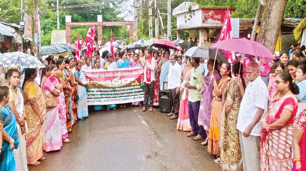 కనీస వేతనం లేదు.. ప్రభుత్వ పథకాలు అందవు