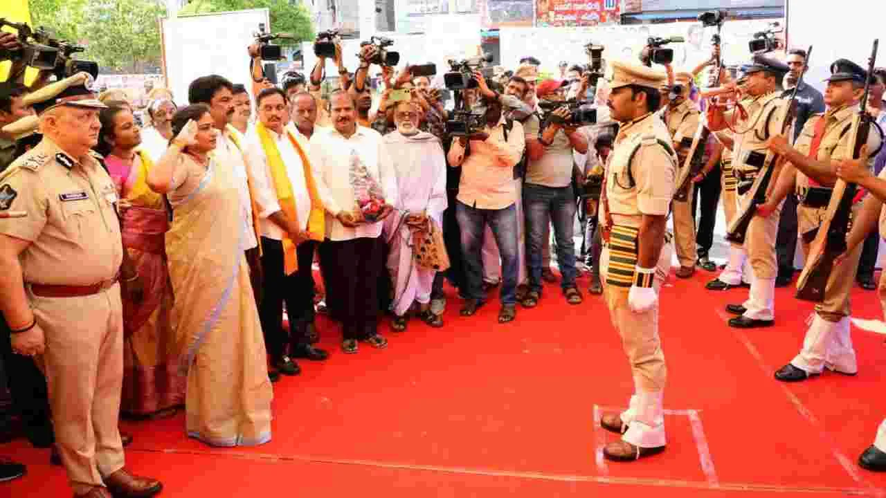 విజయవాడలో అత్యాధునిక పోలీస్ స్టేషన్ను ప్రారంభించిన హోంమంత్రి అనిత