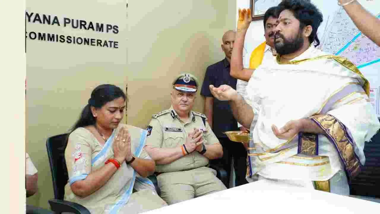 విజయవాడలో అత్యాధునిక పోలీస్ స్టేషన్ను ప్రారంభించిన హోంమంత్రి అనిత