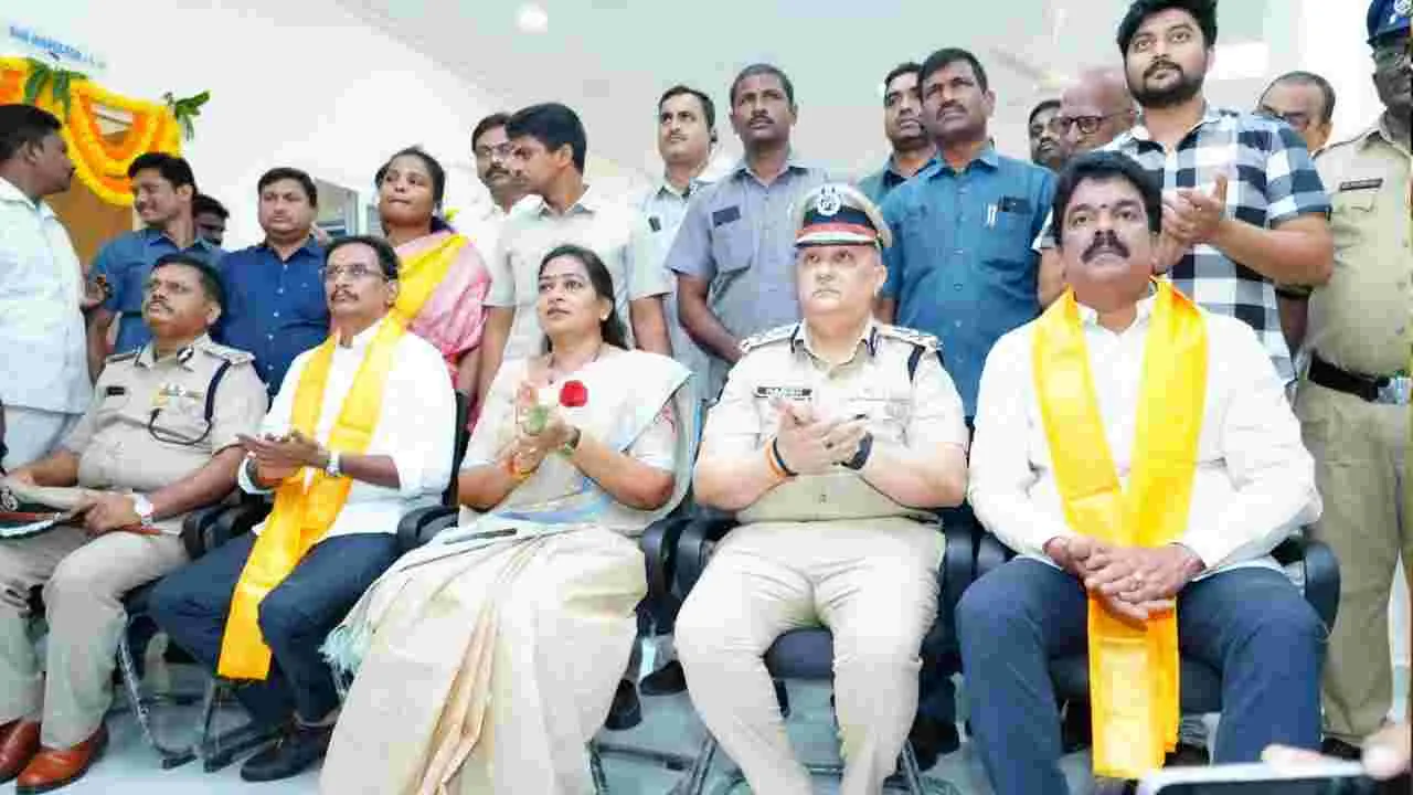 విజయవాడలో అత్యాధునిక పోలీస్ స్టేషన్ను ప్రారంభించిన హోంమంత్రి అనిత