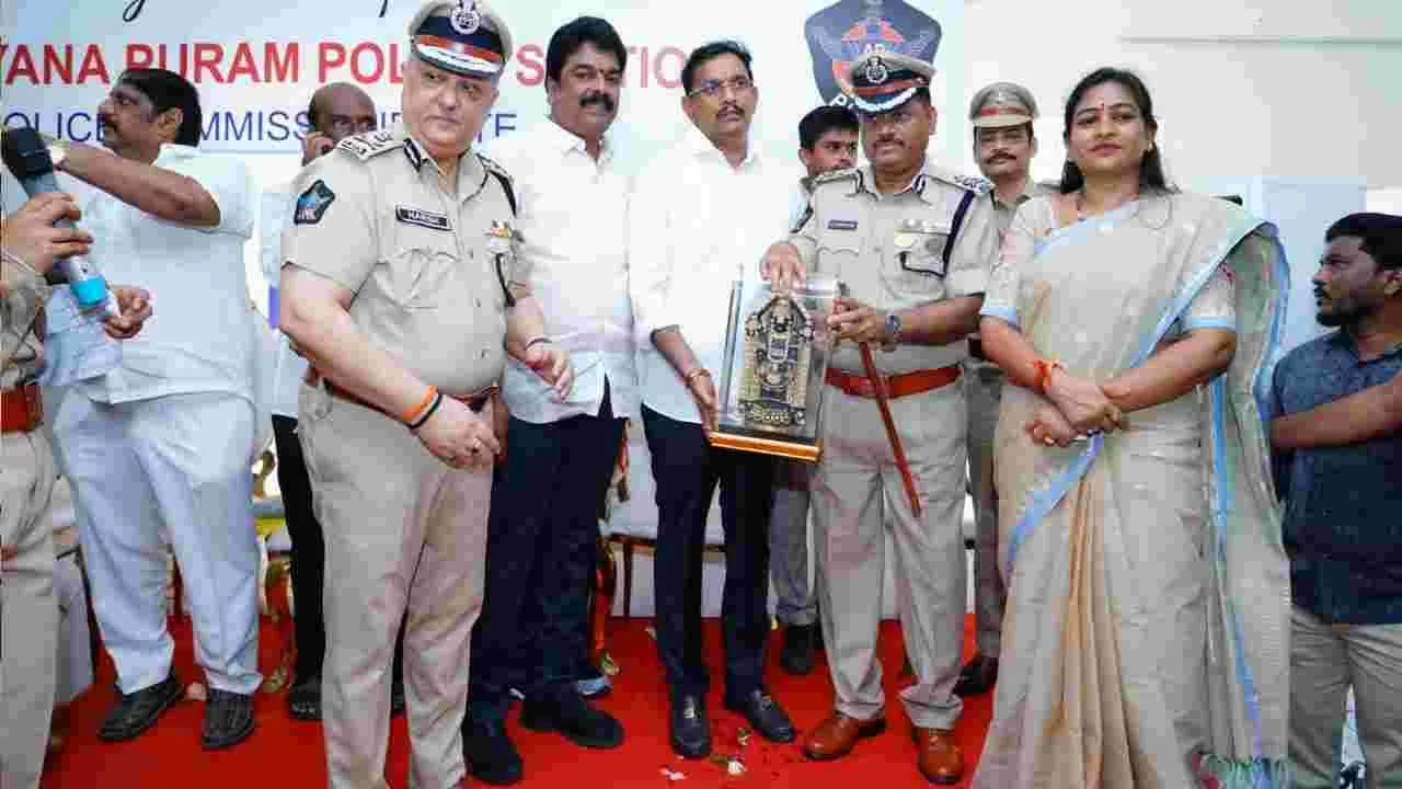 విజయవాడలో అత్యాధునిక పోలీస్ స్టేషన్ను ప్రారంభించిన హోంమంత్రి అనిత