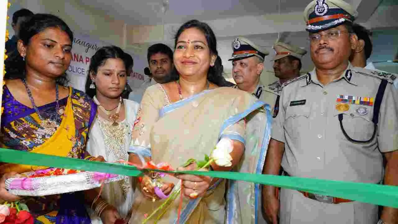విజయవాడలో అత్యాధునిక పోలీస్ స్టేషన్ను ప్రారంభించిన హోంమంత్రి అనిత
