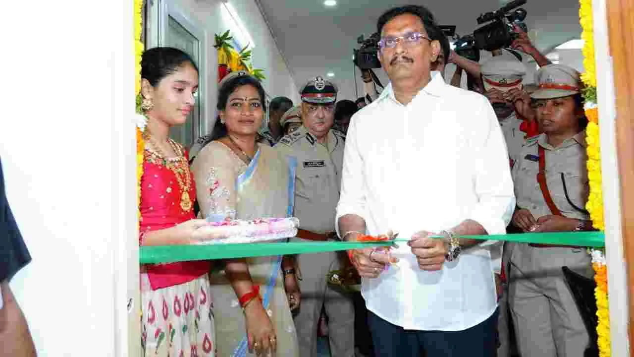 విజయవాడలో అత్యాధునిక పోలీస్ స్టేషన్ను ప్రారంభించిన హోంమంత్రి అనిత