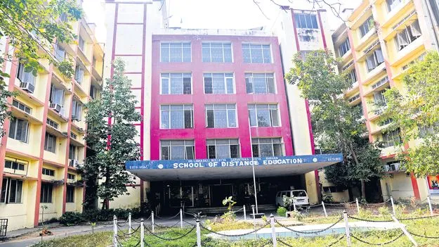 ఏయూ దూర విద్యలో ఆన్‌లైన్‌ కోర్సులకు స్వస్తి?