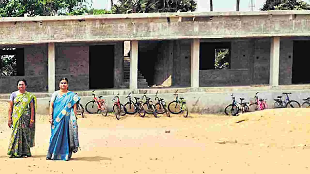 బడుల్లో అసంపూర్తిగానే నిర్మాణాలు