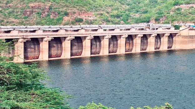 శ్రీశైలం ప్రాజెక్టులో  51 టీఎంసీల నీరు