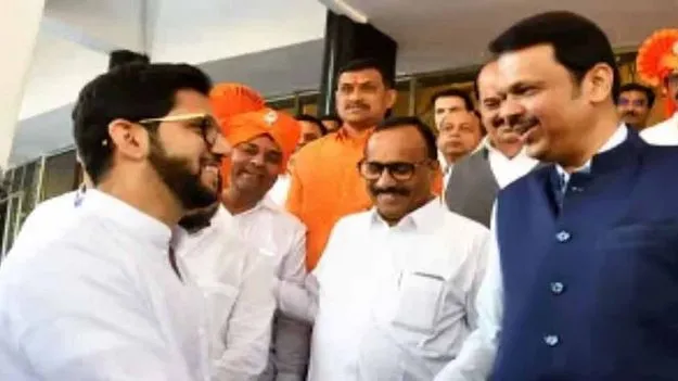Maharashtra: ఆదిత్య థాకరే, ఫడ్నవిస్ మంతనాలు.. ఊపందుకున్న ఊహాగానాలు