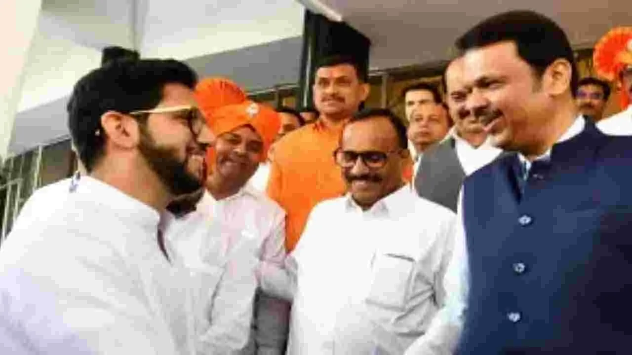 Maharashtra: ఆదిత్య థాకరే, ఫడ్నవిస్ మంతనాలు.. ఊపందుకున్న ఊహాగానాలు