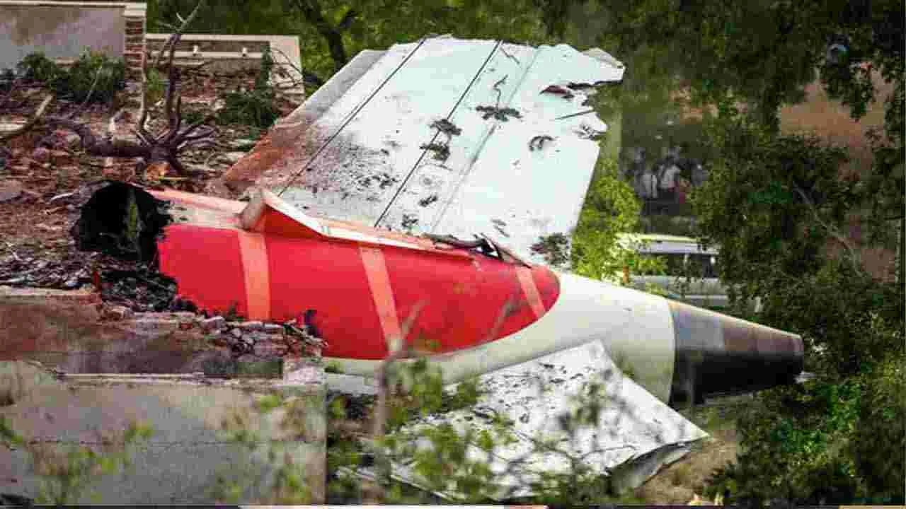 Air India:  విమానం క్రాష్ తర్వాత ఎయిర్ ఇండియా పైలట్లు సిక్ లీవ్‌లు పెట్టేస్తున్నారు
