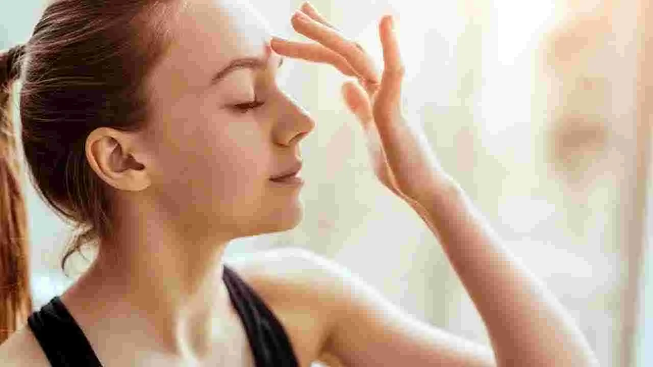 Beauty Tips: రాత్రిళ్లు ముఖానికి చందనం రాసుకుని పడుకుంటే.. ఏమవుతుందో తెలుసా..