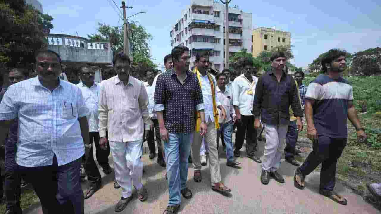 విశాఖపట్నంలో అక్షరం అండగా... పరిష్కారమే అజెండాగా..