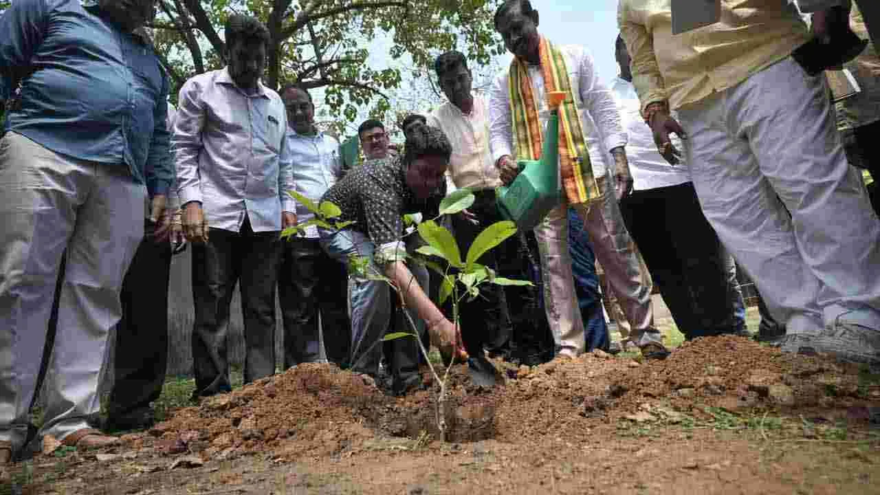 విశాఖపట్నంలో అక్షరం అండగా... పరిష్కారమే అజెండాగా..