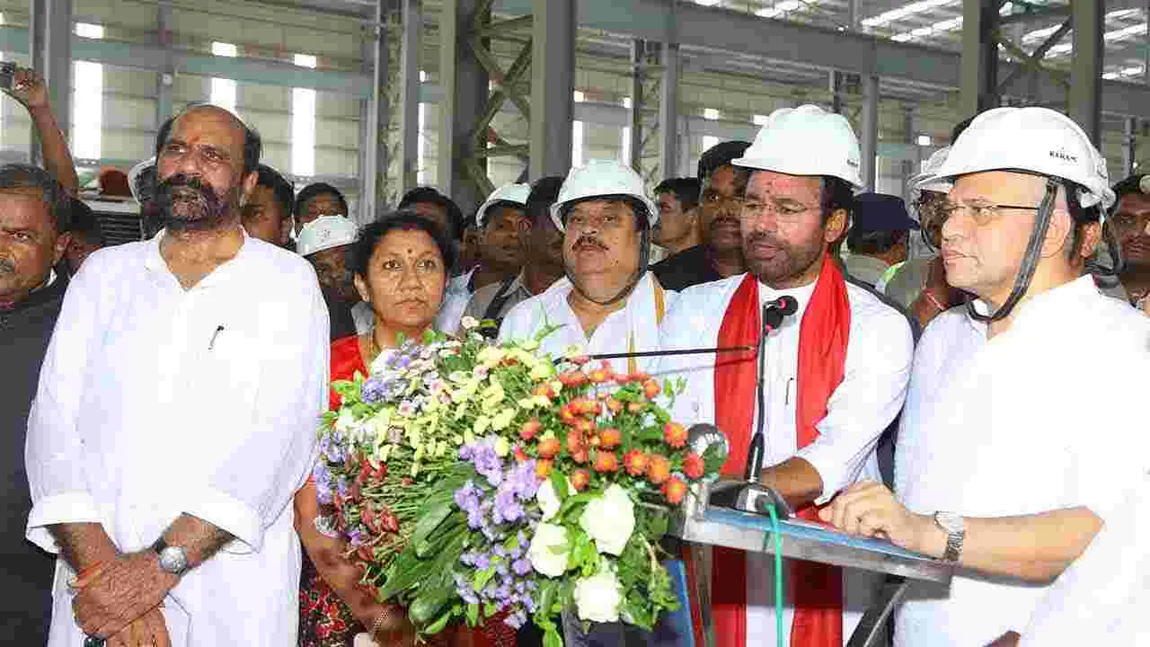 Kazipet Railway Coach Factory: కాజీపేట రైల్వే కోచ్ ఫ్యాక్టరీ పనులను పరిశీలించిన కేంద్రమంత్రులు