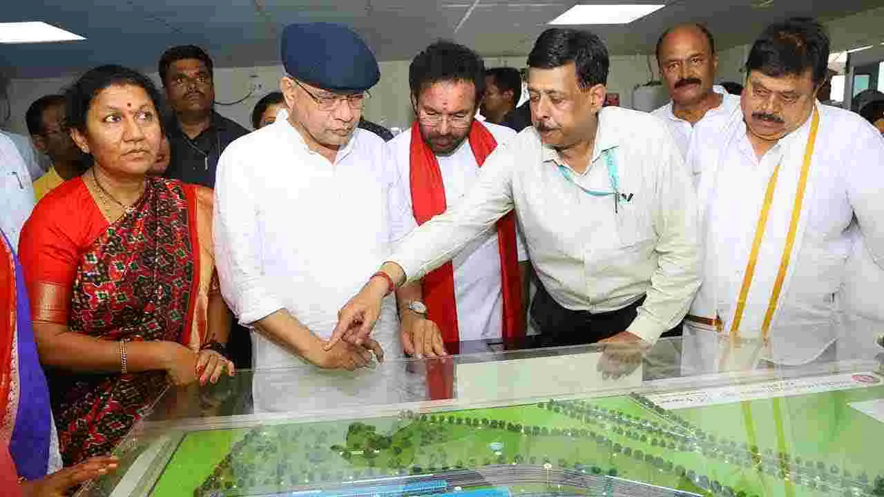 Kazipet Railway Coach Factory: కాజీపేట రైల్వే కోచ్ ఫ్యాక్టరీ పనులను పరిశీలించిన కేంద్రమంత్రులు