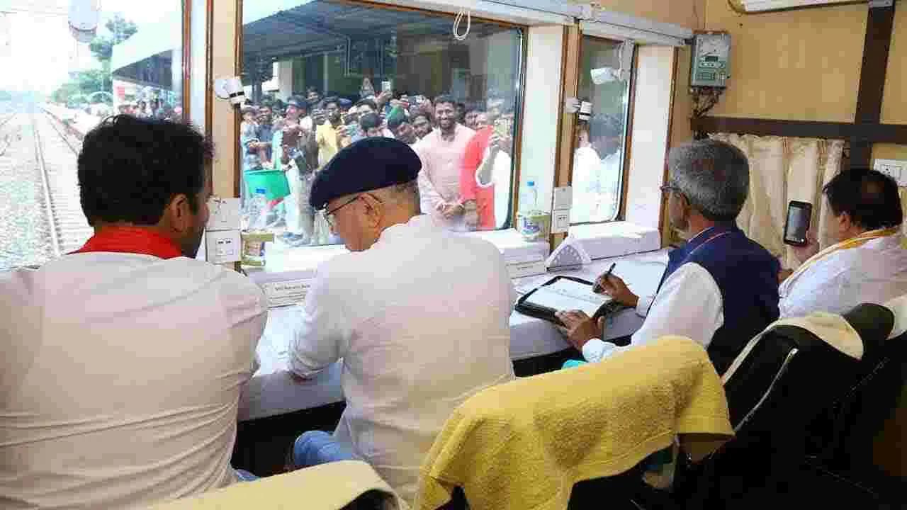 Kazipet Railway Coach Factory: కాజీపేట రైల్వే కోచ్ ఫ్యాక్టరీ పనులను పరిశీలించిన కేంద్రమంత్రులు