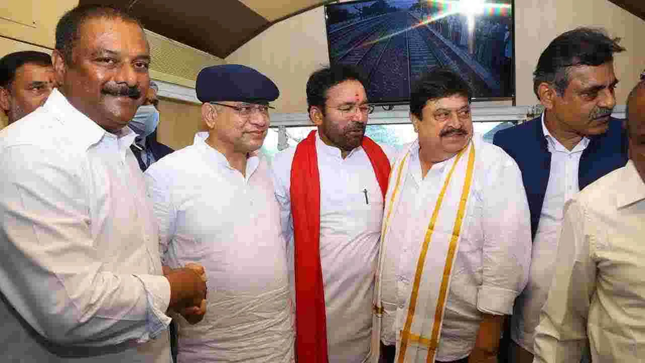 Kazipet Railway Coach Factory: కాజీపేట రైల్వే కోచ్ ఫ్యాక్టరీ పనులను పరిశీలించిన కేంద్రమంత్రులు