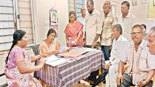 రైతుల నుంచి పరిహార పత్రాలు స్వీకరణ