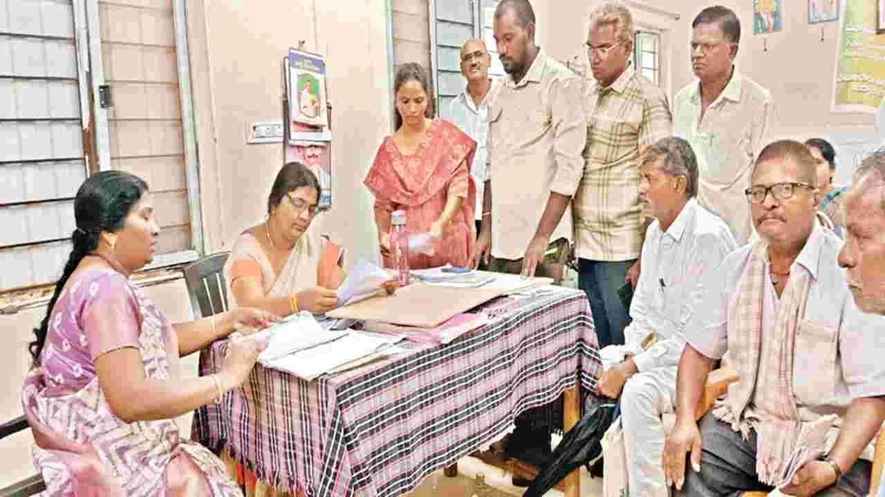 రైతుల నుంచి పరిహార పత్రాలు స్వీకరణ