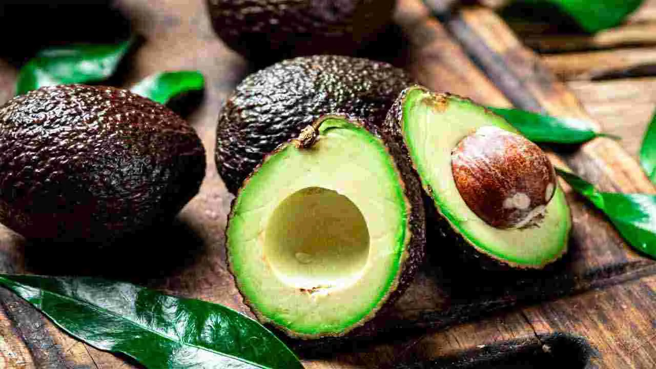 Health Tips: తరచూ ఈ పండ్లు తిన్నారంటే.. క్యాన్సర్ మీ దరి చేరదు..