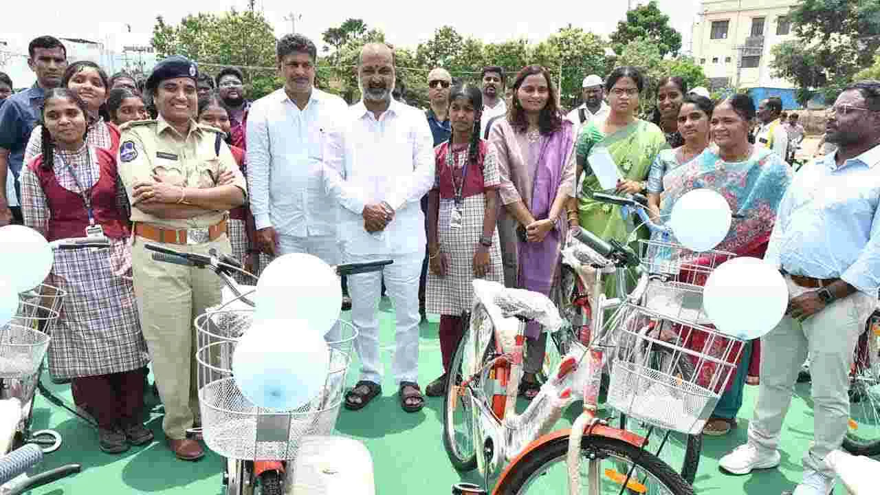 Bandi Sanjay: హుజూరాబాద్లో విద్యార్థులకు సైకిళ్లని పంపిణీ చేసిన కేంద్రమంత్రి బండి సంజయ్