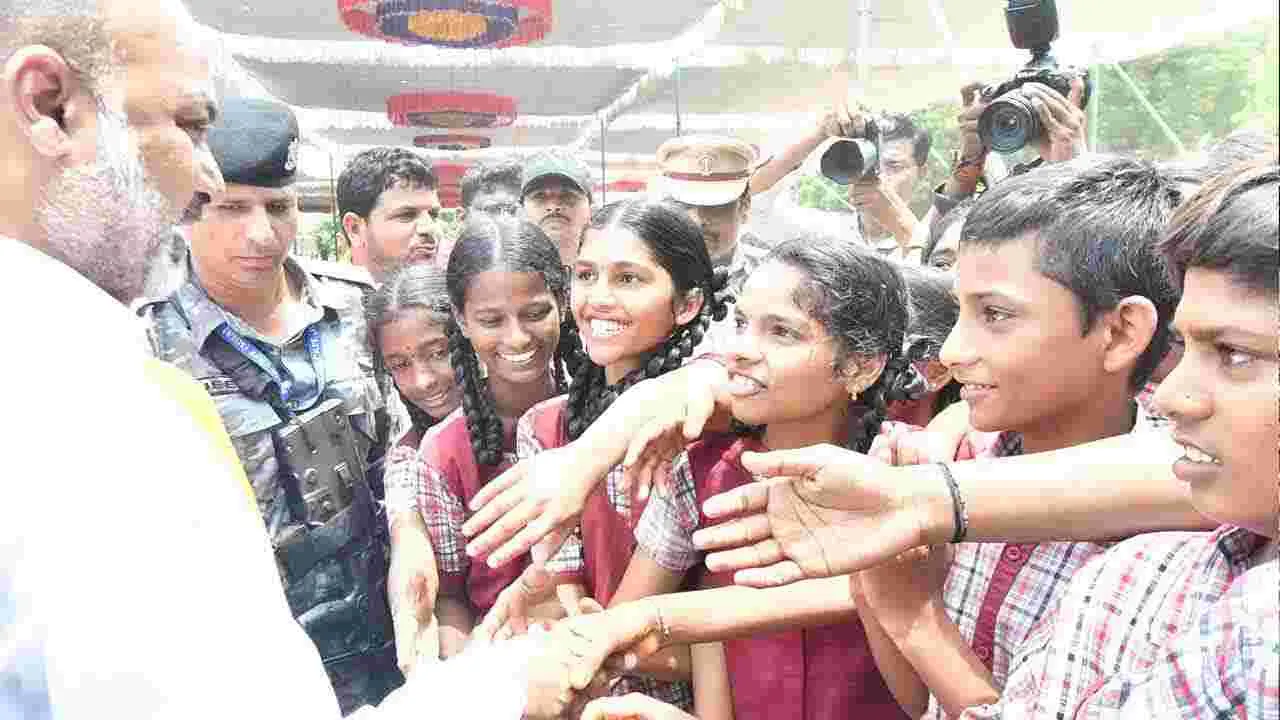 Bandi Sanjay: హుజూరాబాద్లో విద్యార్థులకు సైకిళ్లని పంపిణీ చేసిన కేంద్రమంత్రి బండి సంజయ్