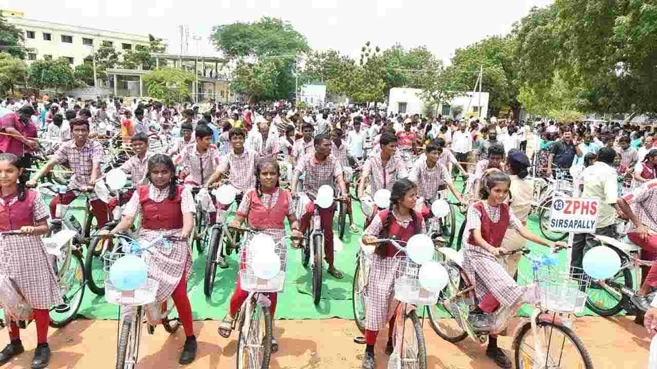 Bandi Sanjay: హుజూరాబాద్లో విద్యార్థులకు సైకిళ్లని పంపిణీ చేసిన కేంద్రమంత్రి బండి సంజయ్