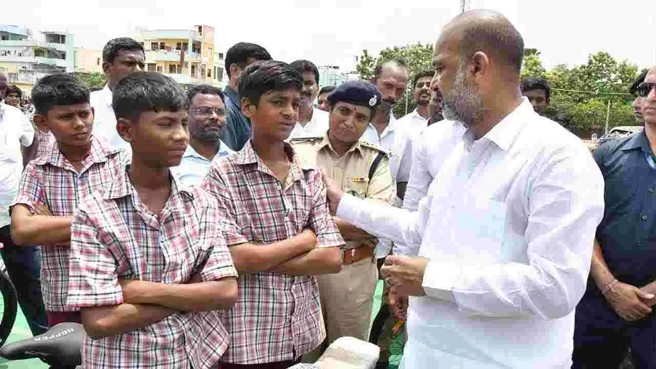 Bandi Sanjay: హుజూరాబాద్లో విద్యార్థులకు సైకిళ్లని పంపిణీ చేసిన కేంద్రమంత్రి బండి సంజయ్