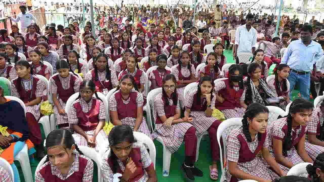 Bandi Sanjay: హుజూరాబాద్లో విద్యార్థులకు సైకిళ్లని పంపిణీ చేసిన కేంద్రమంత్రి బండి సంజయ్