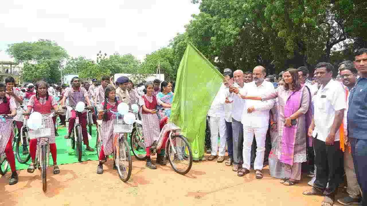 Bandi Sanjay: హుజూరాబాద్లో విద్యార్థులకు సైకిళ్లని పంపిణీ చేసిన కేంద్రమంత్రి బండి సంజయ్