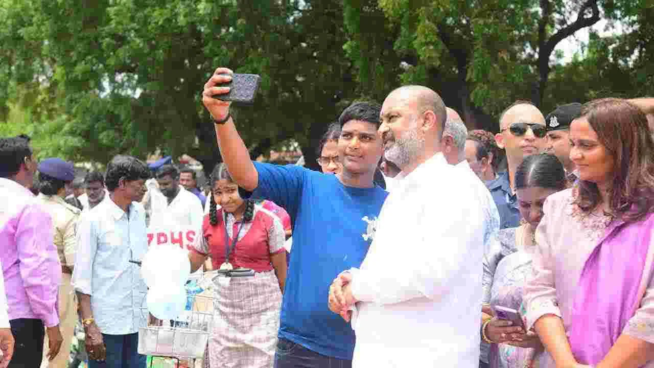 Bandi Sanjay: హుజూరాబాద్లో విద్యార్థులకు సైకిళ్లని పంపిణీ చేసిన కేంద్రమంత్రి బండి సంజయ్
