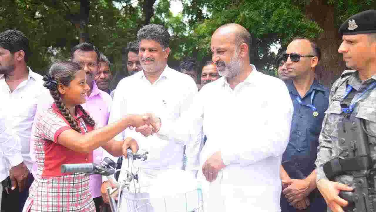 Bandi Sanjay: హుజూరాబాద్లో విద్యార్థులకు సైకిళ్లని పంపిణీ చేసిన కేంద్రమంత్రి బండి సంజయ్