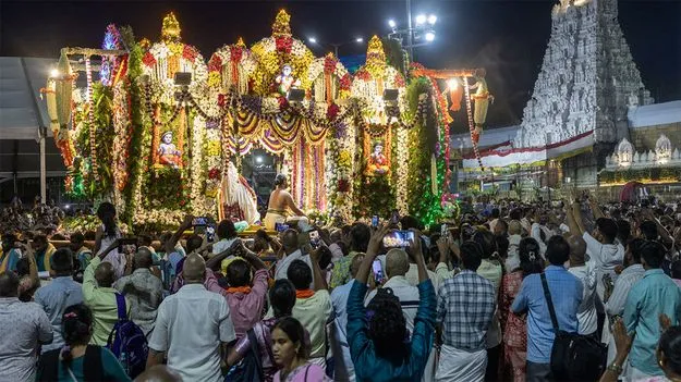 కన్నుల పండువగా శ్రీనివాసుడి పుష్పపల్లకి 