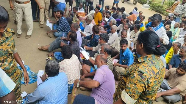 మామిడి కాయల టోకెన్ల కోసం తోపులాట