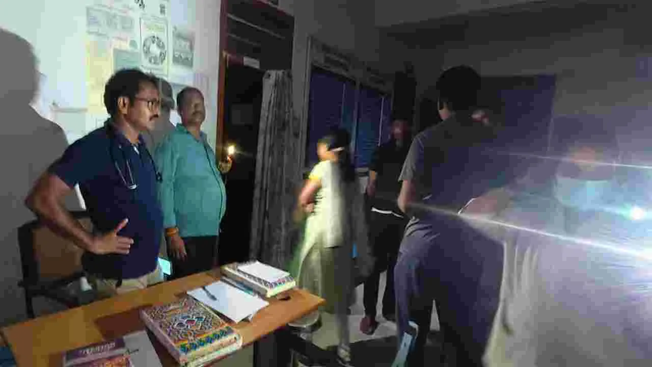 చీకట్లో సూళ్లూరుపేట ప్రభుత్వాస్పత్రి 