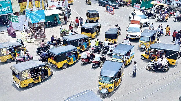 Traffic problems: నగరం.. ట్రాఫిక్‌ దిగ్బంధం