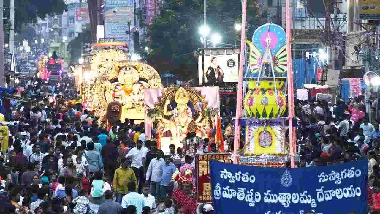 Hyderabad Old City Bonalu: పాతబస్తీలో అంబారీపై ఘటాల  ఊరేగింపు