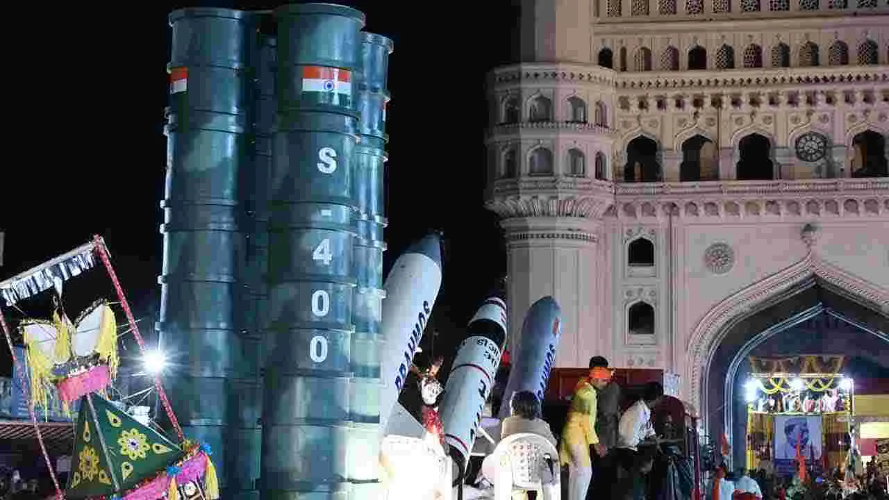 Hyderabad Old City Bonalu: పాతబస్తీలో అంబారీపై ఘటాల  ఊరేగింపు