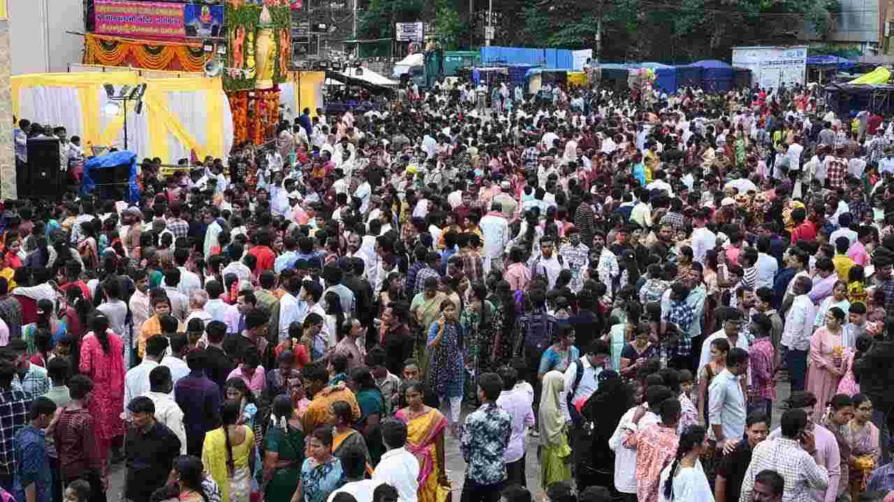 Hyderabad Old City Bonalu: పాతబస్తీలో అంబారీపై ఘటాల  ఊరేగింపు