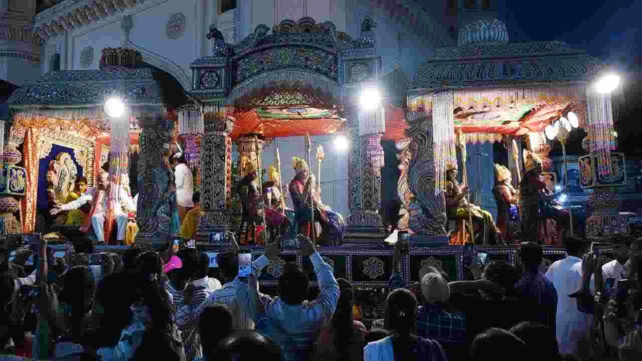 Hyderabad Old City Bonalu: పాతబస్తీలో అంబారీపై ఘటాల  ఊరేగింపు