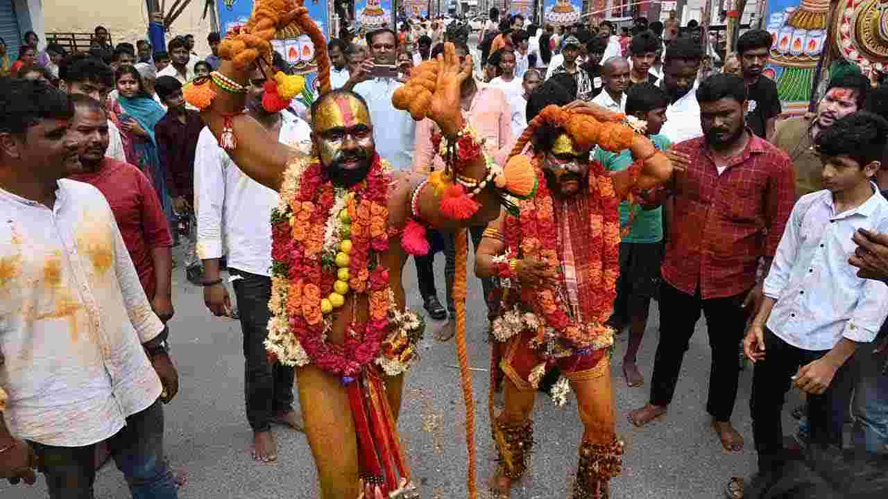 Hyderabad Old City Bonalu: పాతబస్తీలో అంబారీపై ఘటాల  ఊరేగింపు